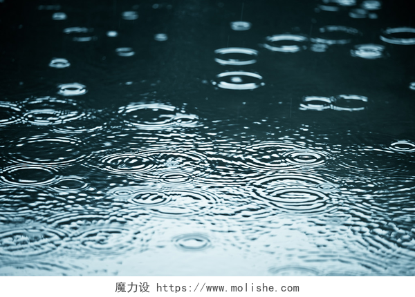 雨水滴落在地上泛起涟漪雨天